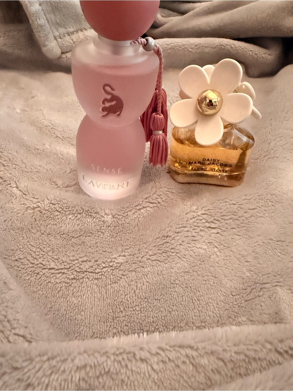 Marc Jacobs Daisy Eau So Fresh Floral Gold & White Bottle - Picture 2 of 2